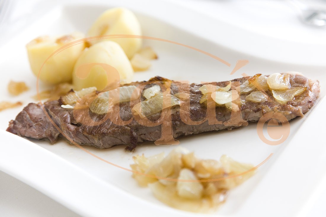 filete-de-ternera-encebollado-con-patata-cocida-580