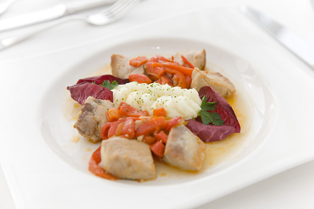 CERDO SALTEADO PIMIENTOS ASADOS