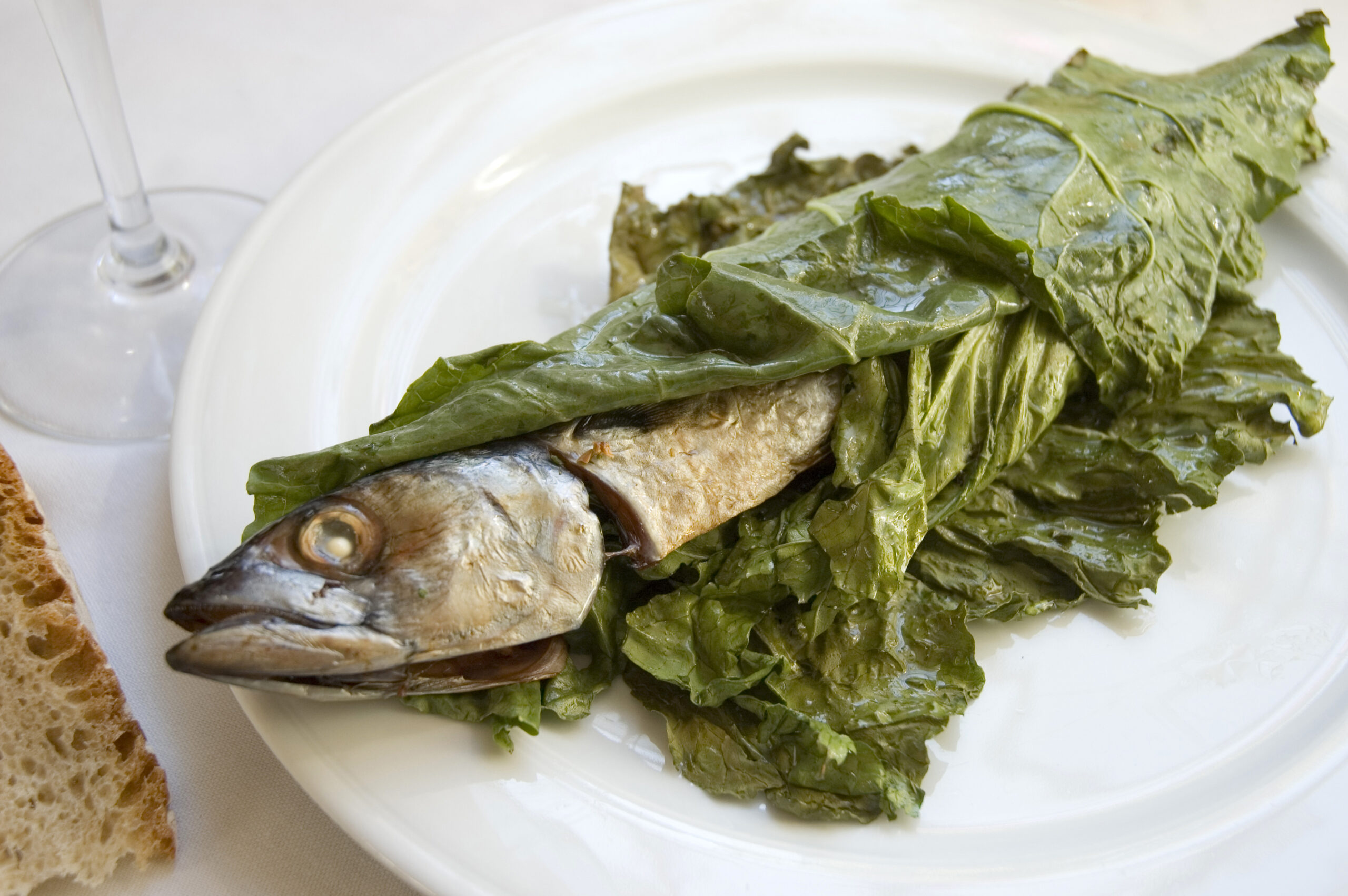 caballa a la brasa envuelta en verza