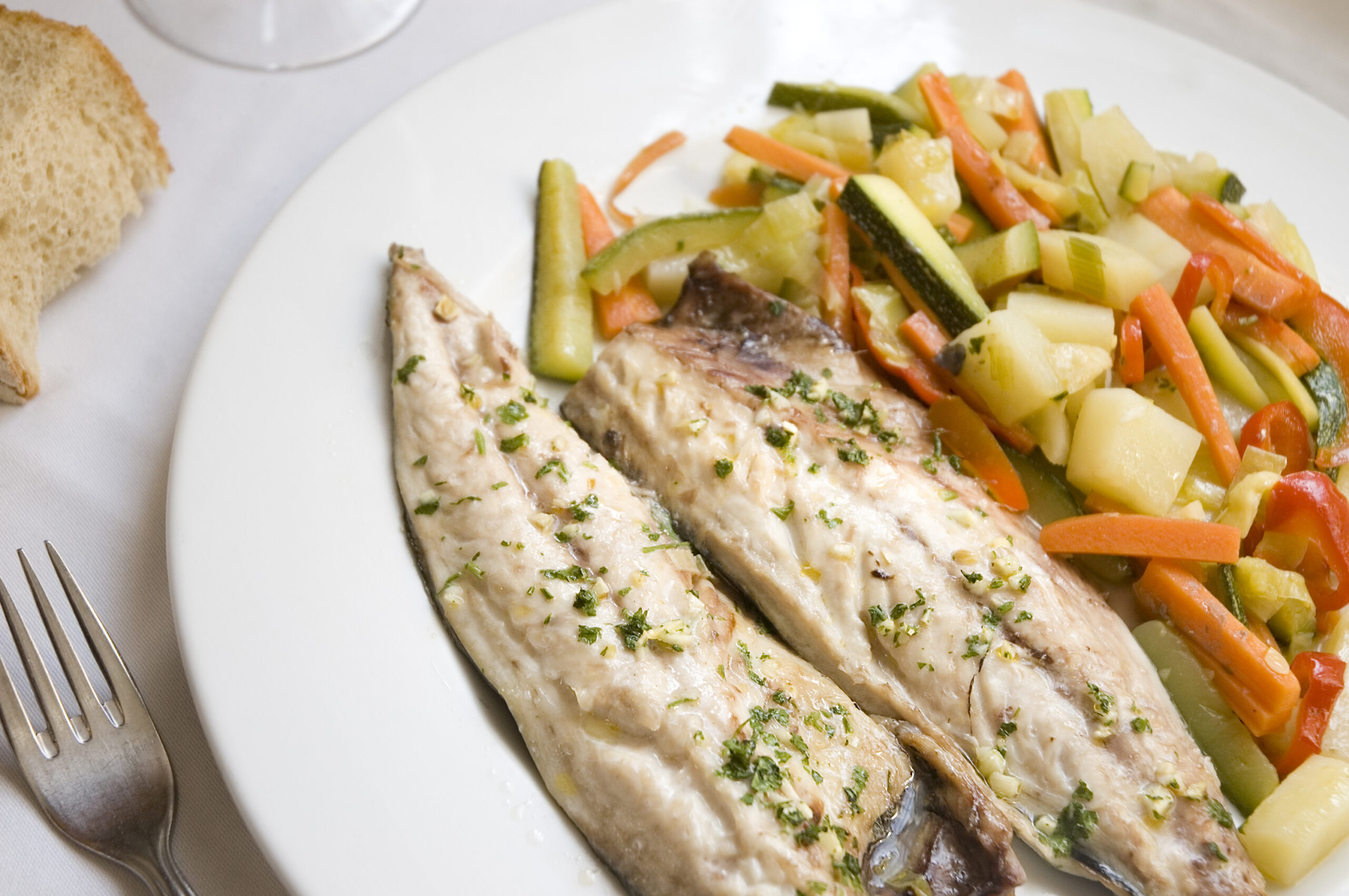 caballa al horno con verduras