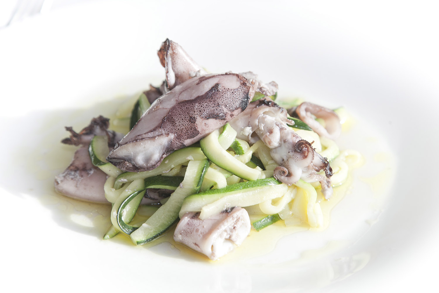 chipirones al albarino con calabacines