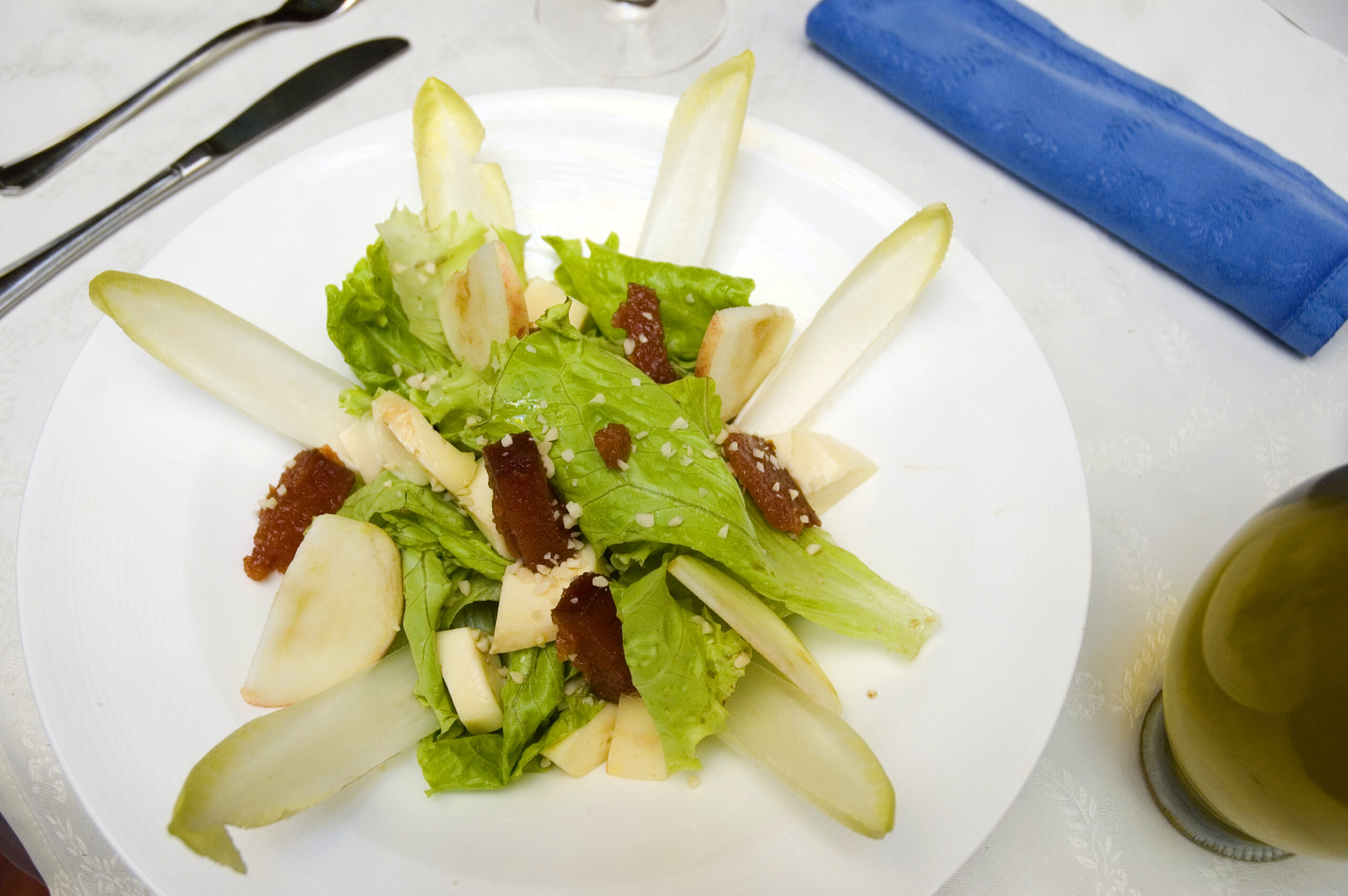 ensalada de queso y membrillo con vinagreta de miel