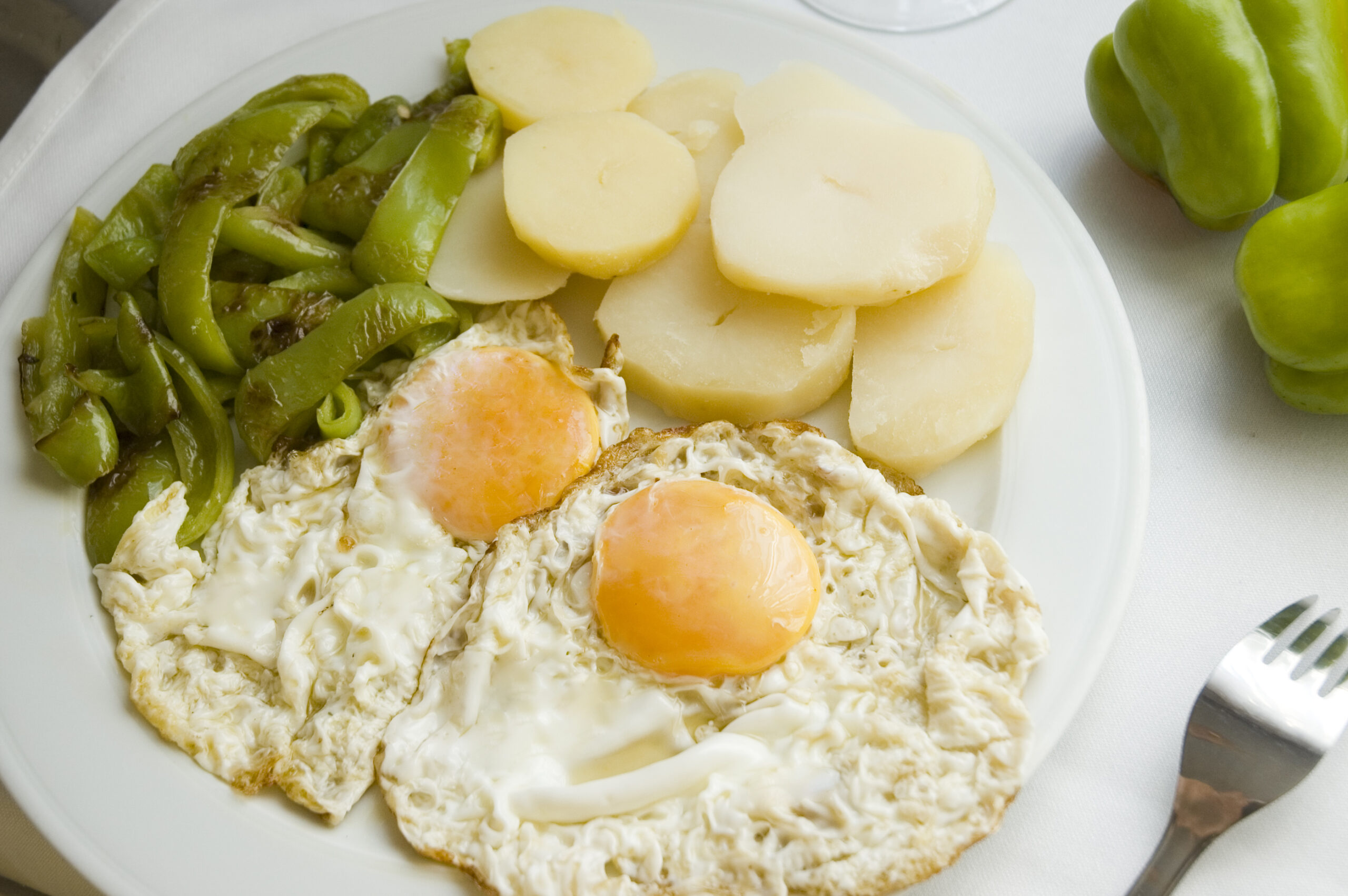 patatas con pimientos y huevo frito
