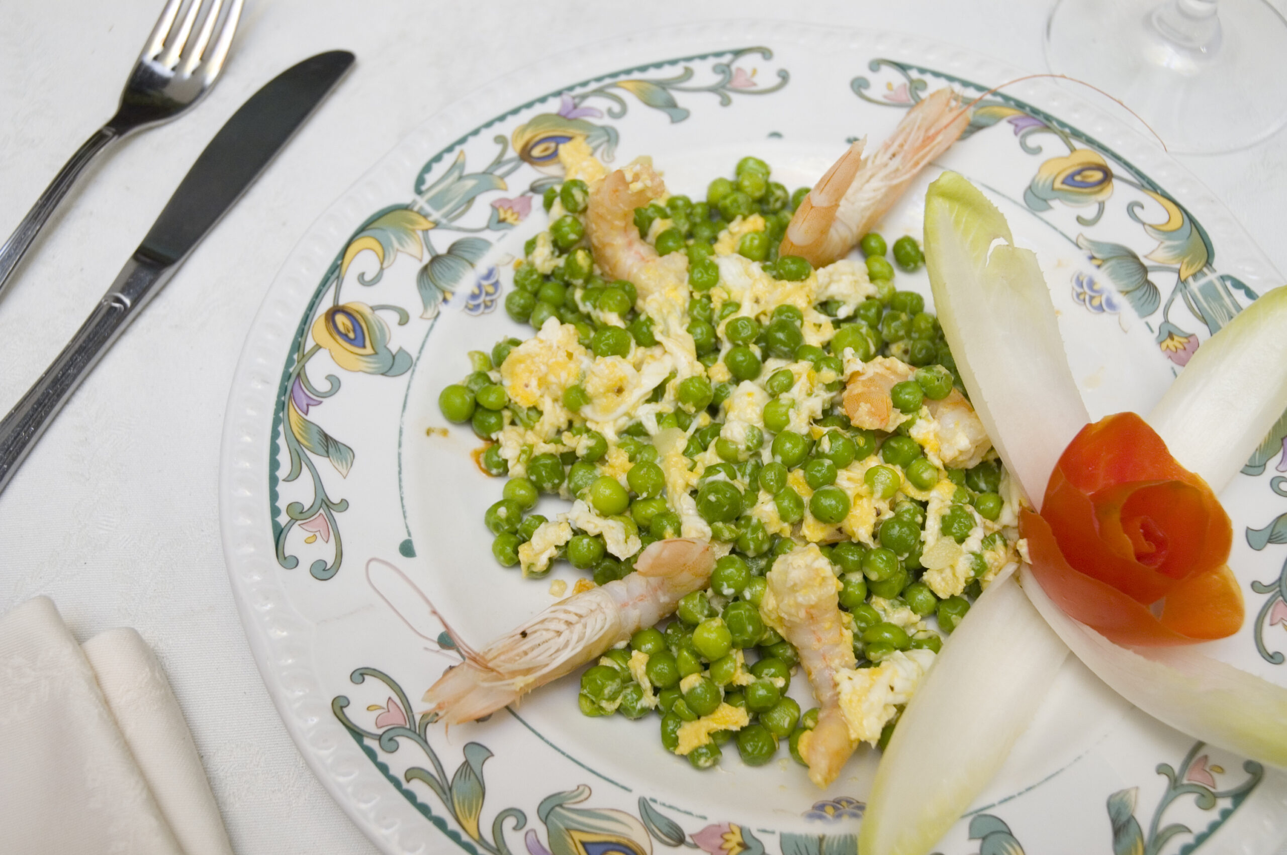 revuelto de guisantes con langostinos